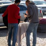 Сотрудники ресторана фотографируют еду на улице – bur4ik.ru – 21.01.2020 - фото 3
