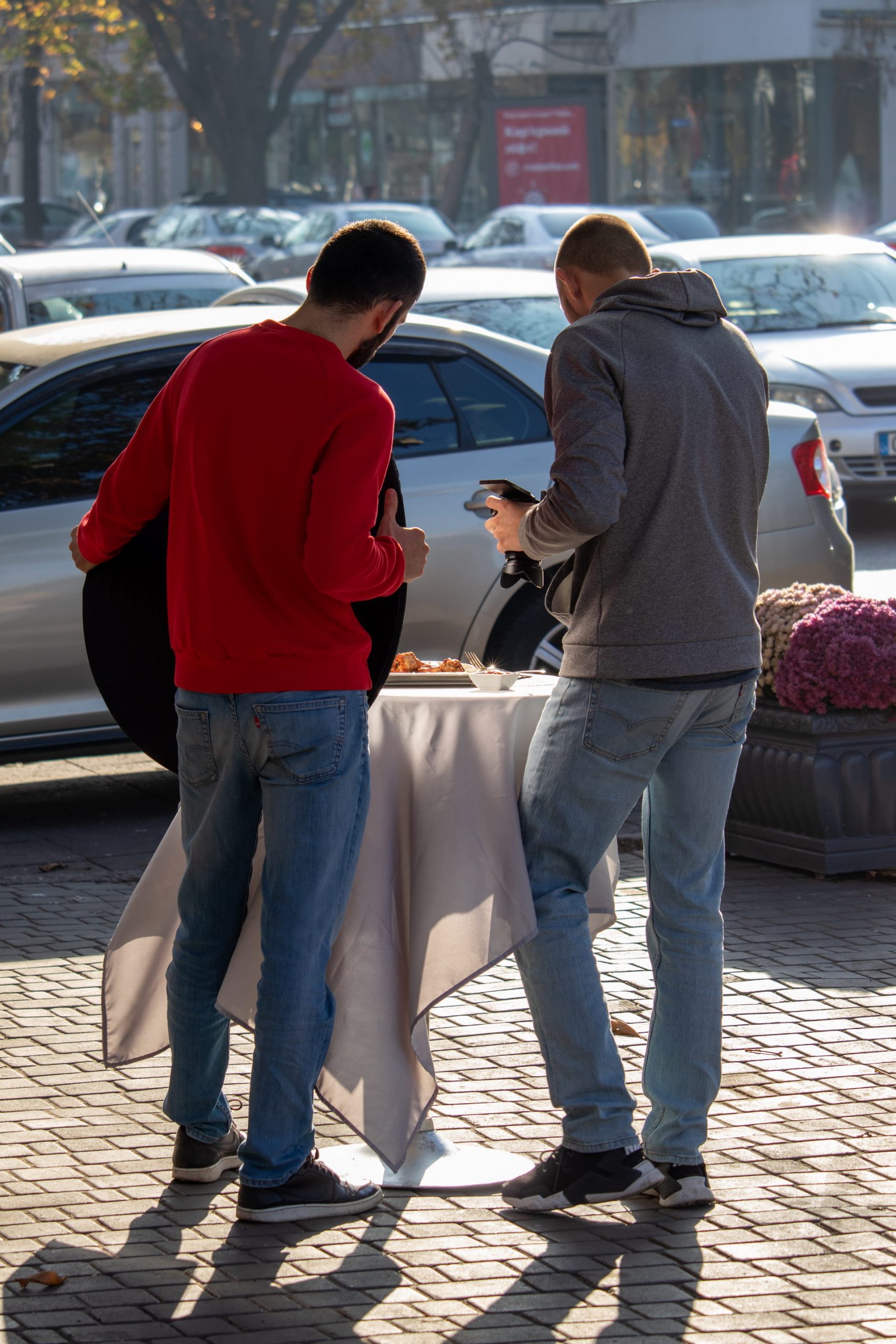 Сотрудники ресторана фотографируют еду на улице – bur4ik.ru – 21.01.2020 - фото 4