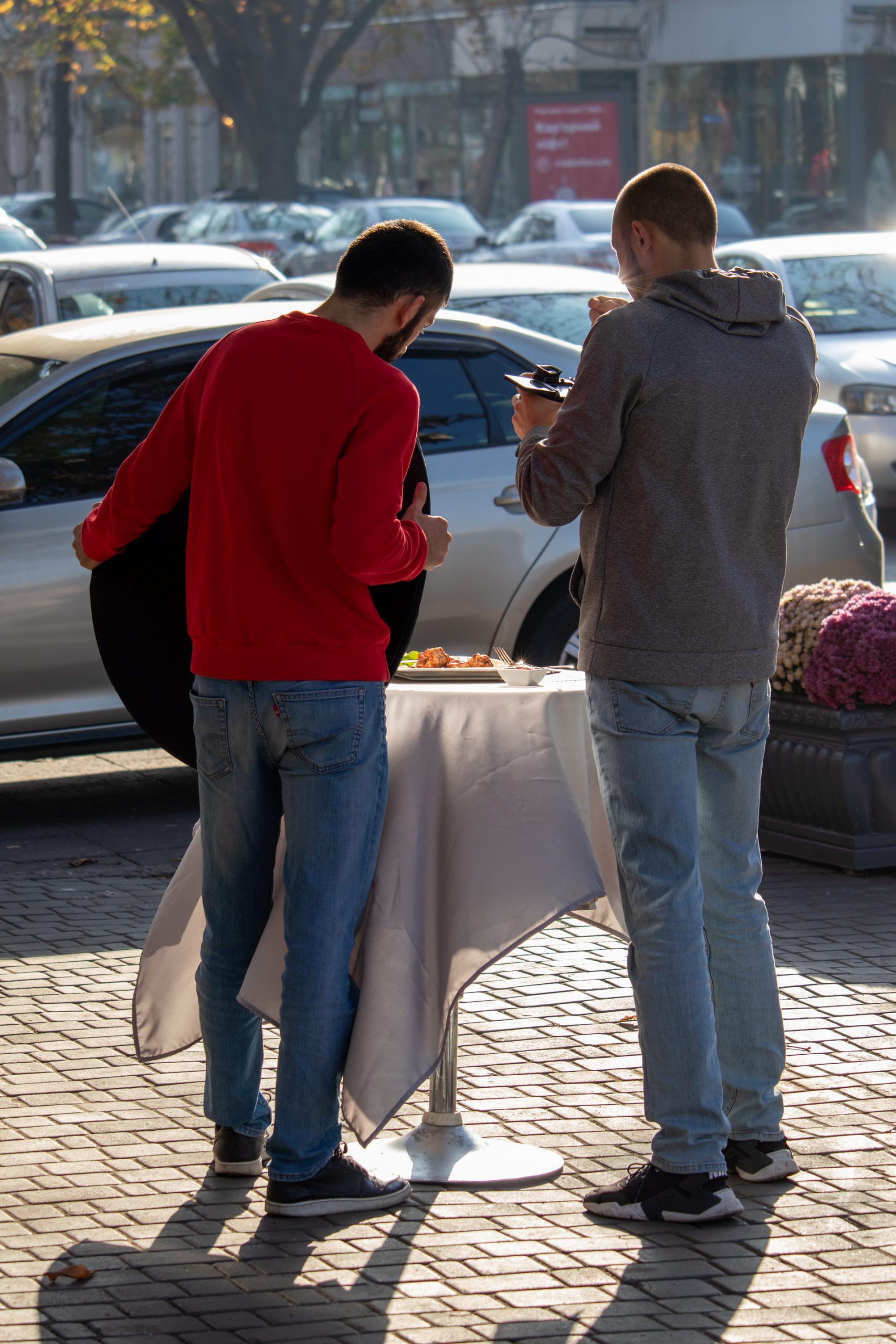 Сотрудники ресторана фотографируют еду на улице – bur4ik.ru – 21.01.2020 - фото 5