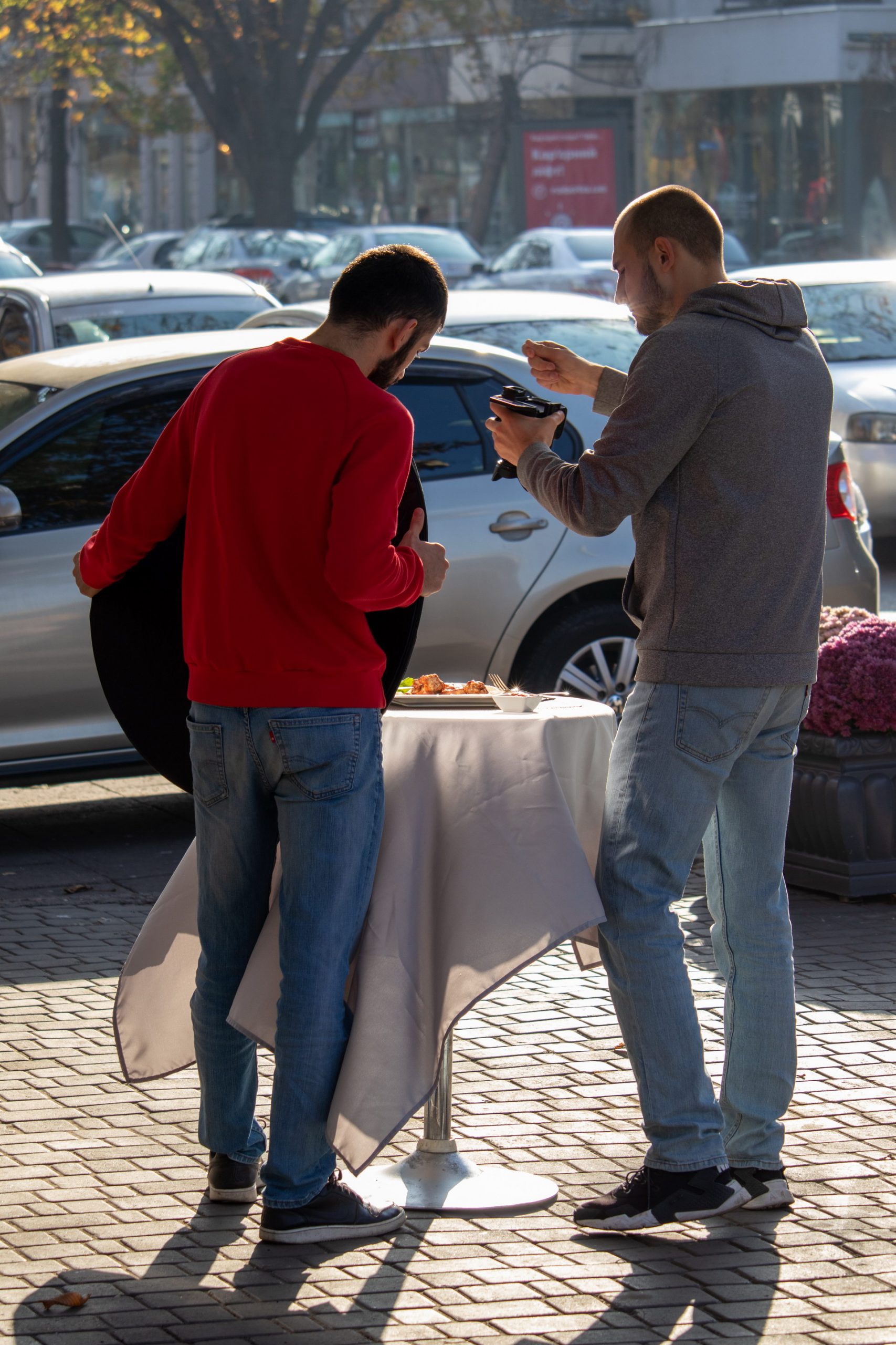 Сотрудники ресторана фотографируют еду на улице – bur4ik.ru – 21.01.2020 - фото 6