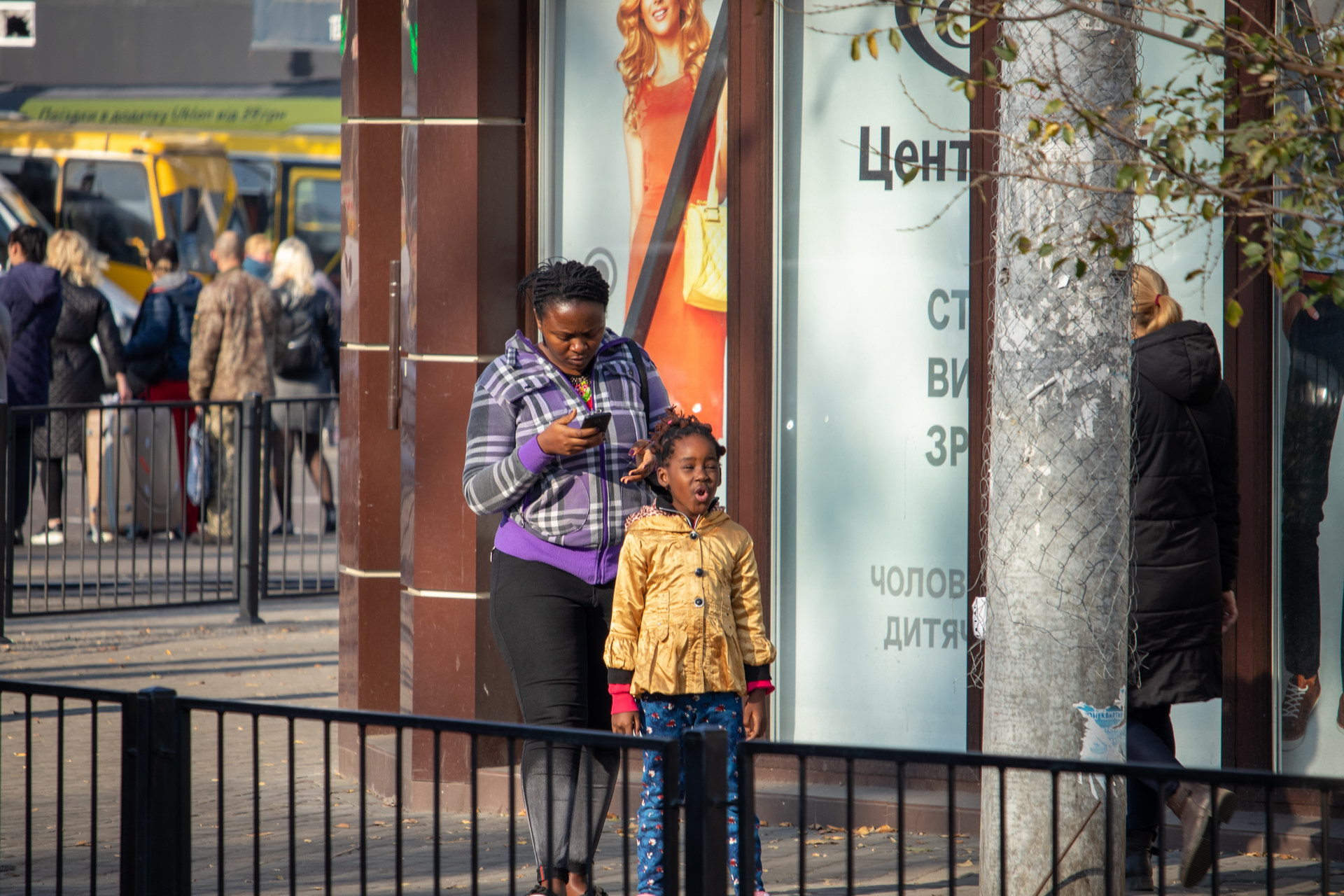 Темнокожая мама с ребенком девочкой около рынка Привоз Одесса – bur4ik.ru фото 5