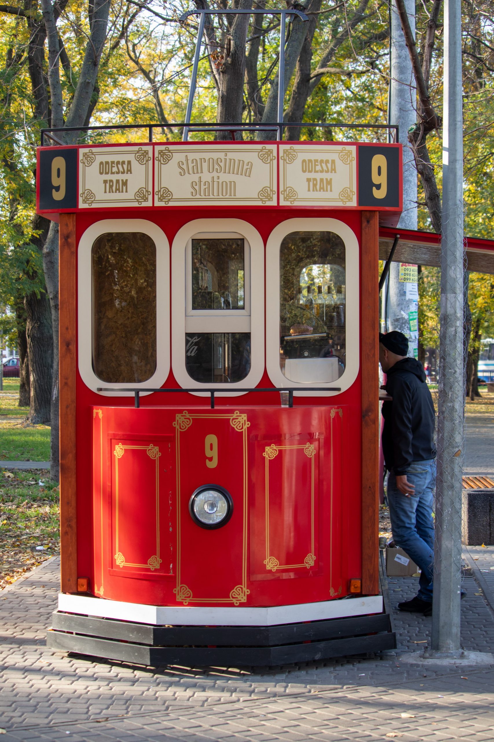 Торговый павильон стилизованный под красный трамвай – bur4ik.ru фото 1