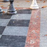 Уличные шахматы на земле и большие фигуры в парке 1