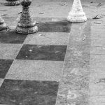 Уличные шахматы на земле и большие фигуры в парке 2