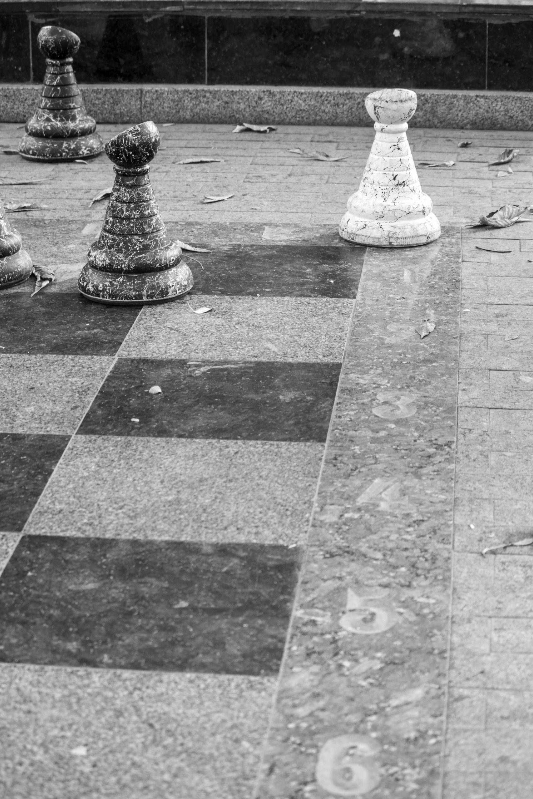 Уличные шахматы на земле и большие фигуры в парке 2