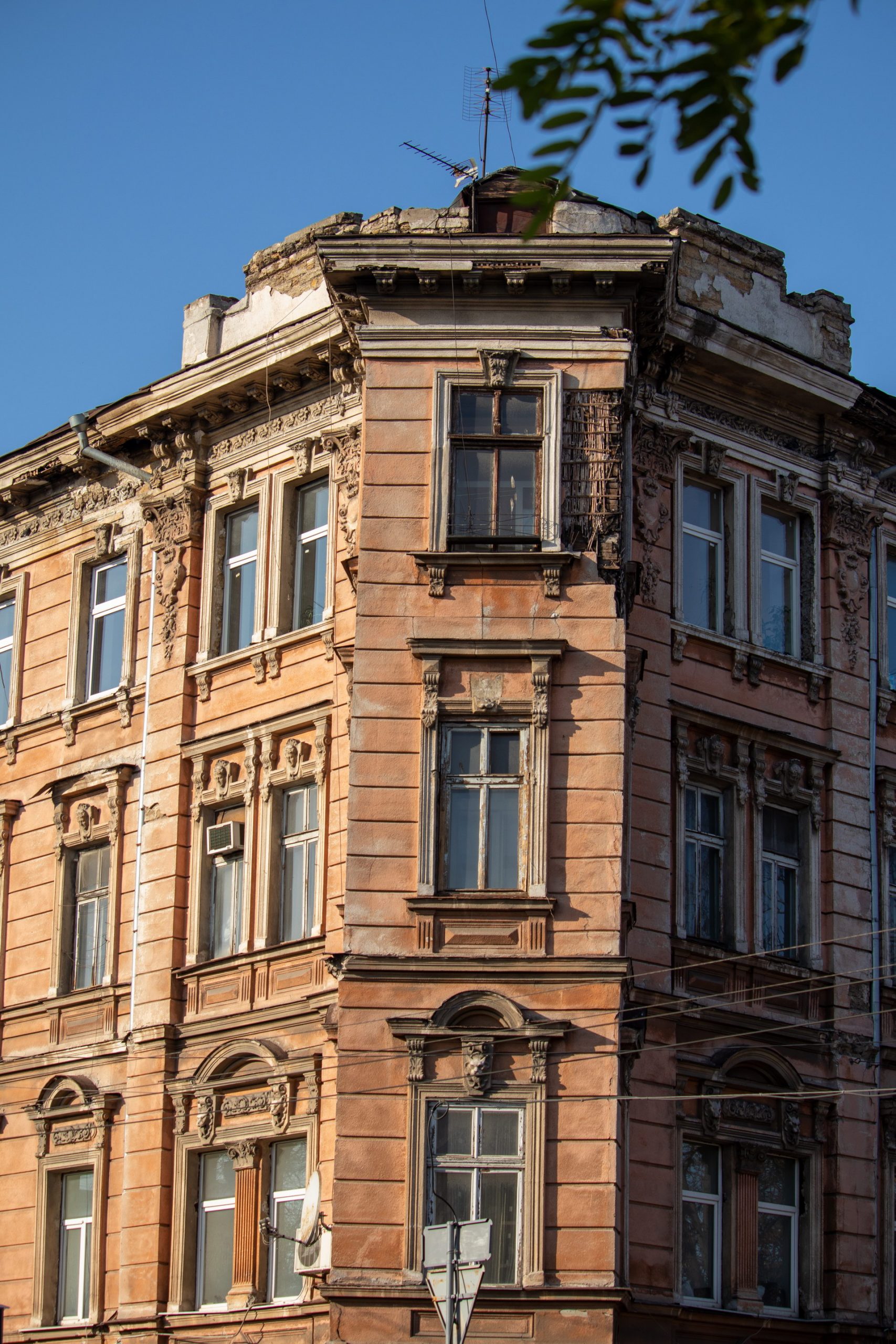 Фасад старинного здания в центре Одессы – bur4ik.ru – 21.01.2020 - фото 1