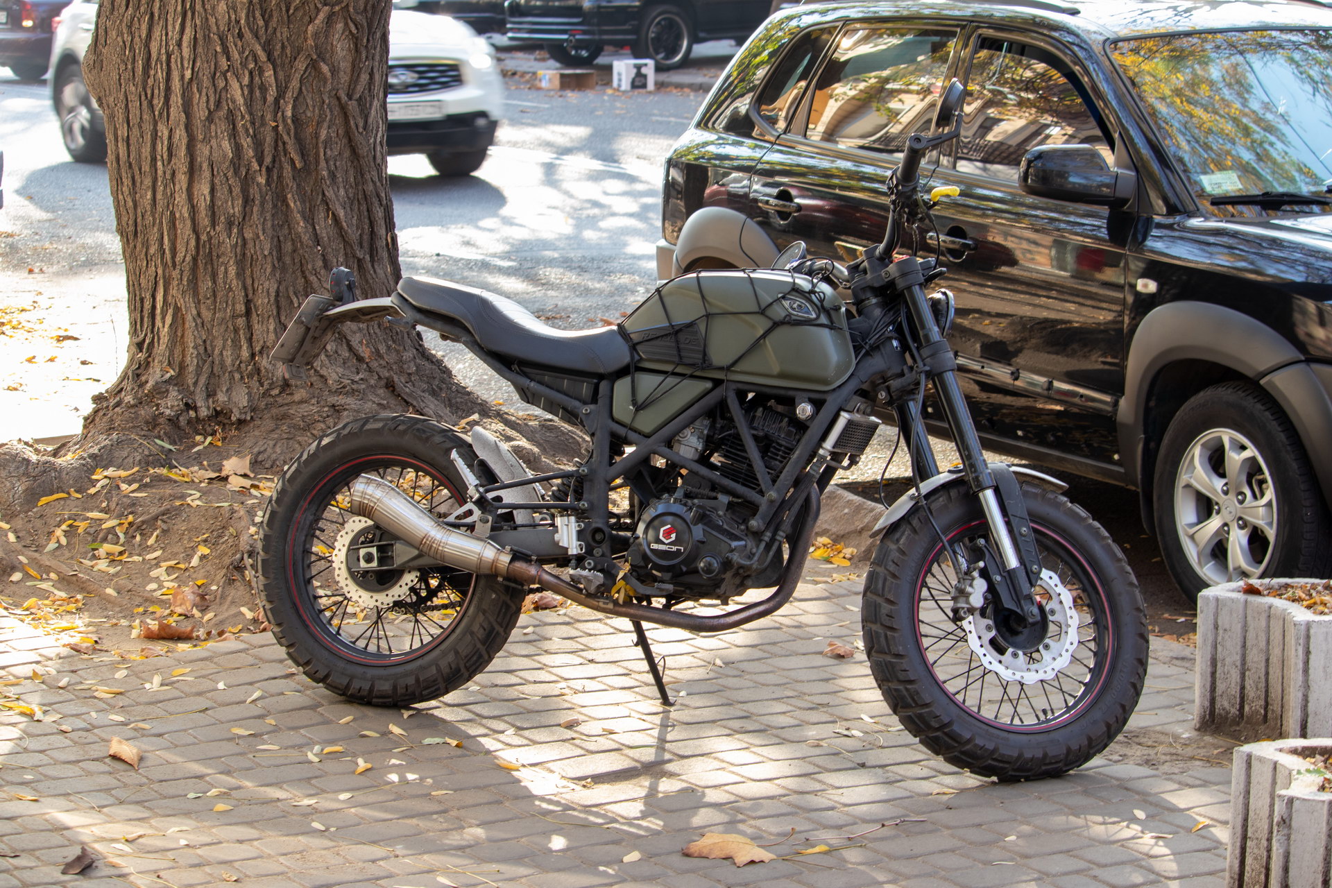 Черный кроссовый мотоцикл в центре города Одесса на парковке – bur4ik.ru – 21.01.2020 - фото 3