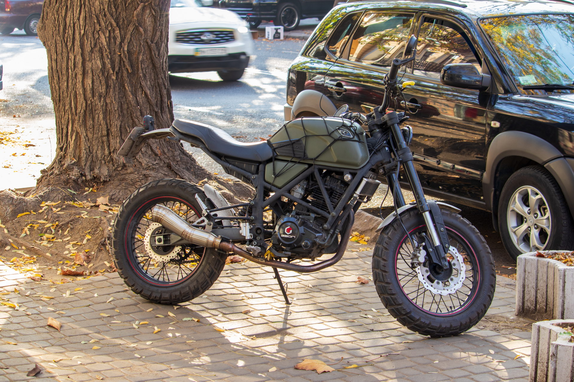 Черный кроссовый мотоцикл в центре города Одесса на парковке – bur4ik.ru – 21.01.2020 - фото 4