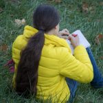 Юная художница что-то рисует сидя на траве в парке осенью – bur4ik.ru – 21.01.2020 - фото 3