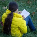 Юная художница что-то рисует сидя на траве в парке осенью – bur4ik.ru – 21.01.2020 - фото 4