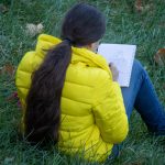 Юная художница что-то рисует сидя на траве в парке осенью – bur4ik.ru – 21.01.2020 - фото 5