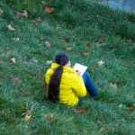 Юная художница что-то рисует сидя на траве в парке осенью – bur4ik.ru – 21.01.2020 - фото 6