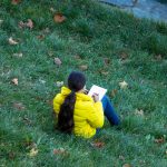 Юная художница что-то рисует сидя на траве в парке осенью – bur4ik.ru – 21.01.2020 - фото 7