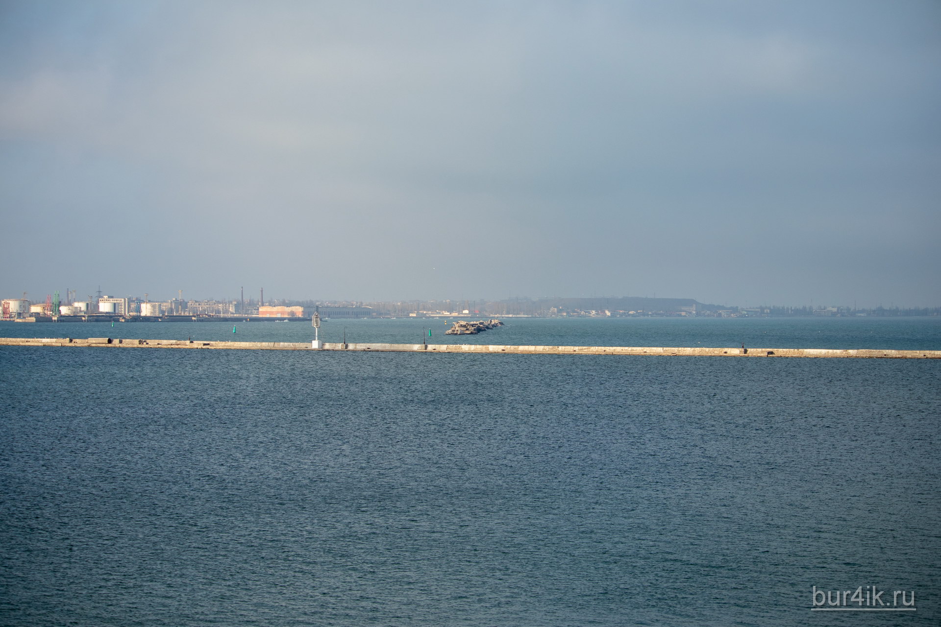 Бетонные конструкции в воде для защиты судов в порту города Одесса 1
