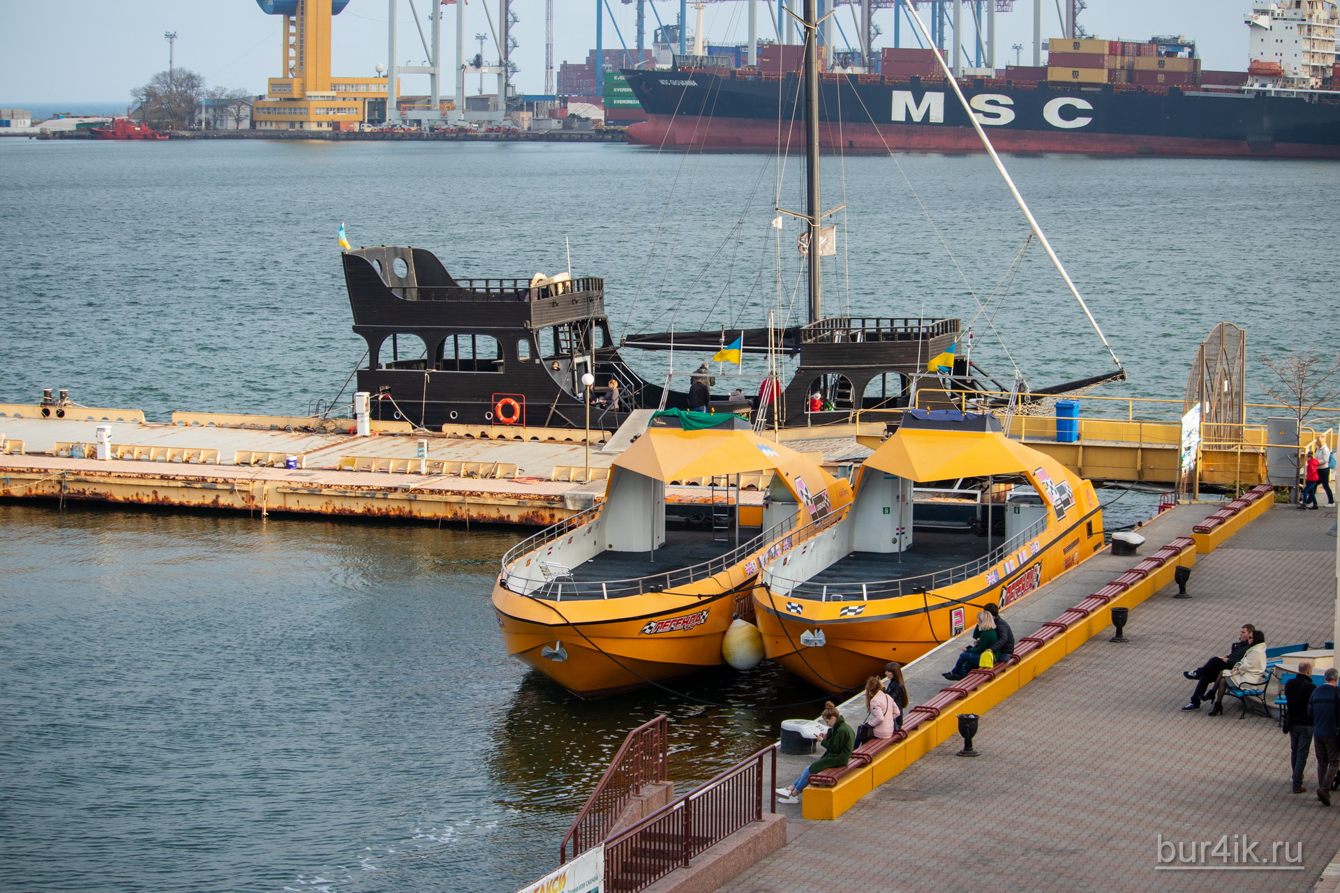 Два желтых спортивных катера в порту города Одесса 2