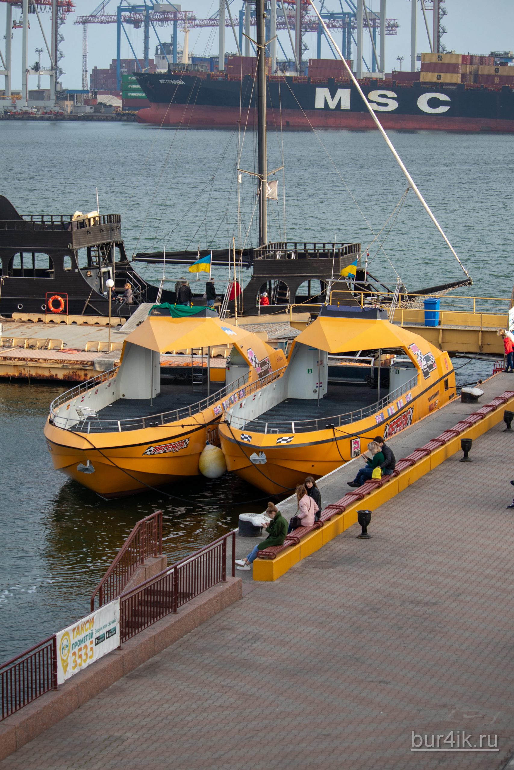 Два желтых спортивных катера в порту города Одесса 3