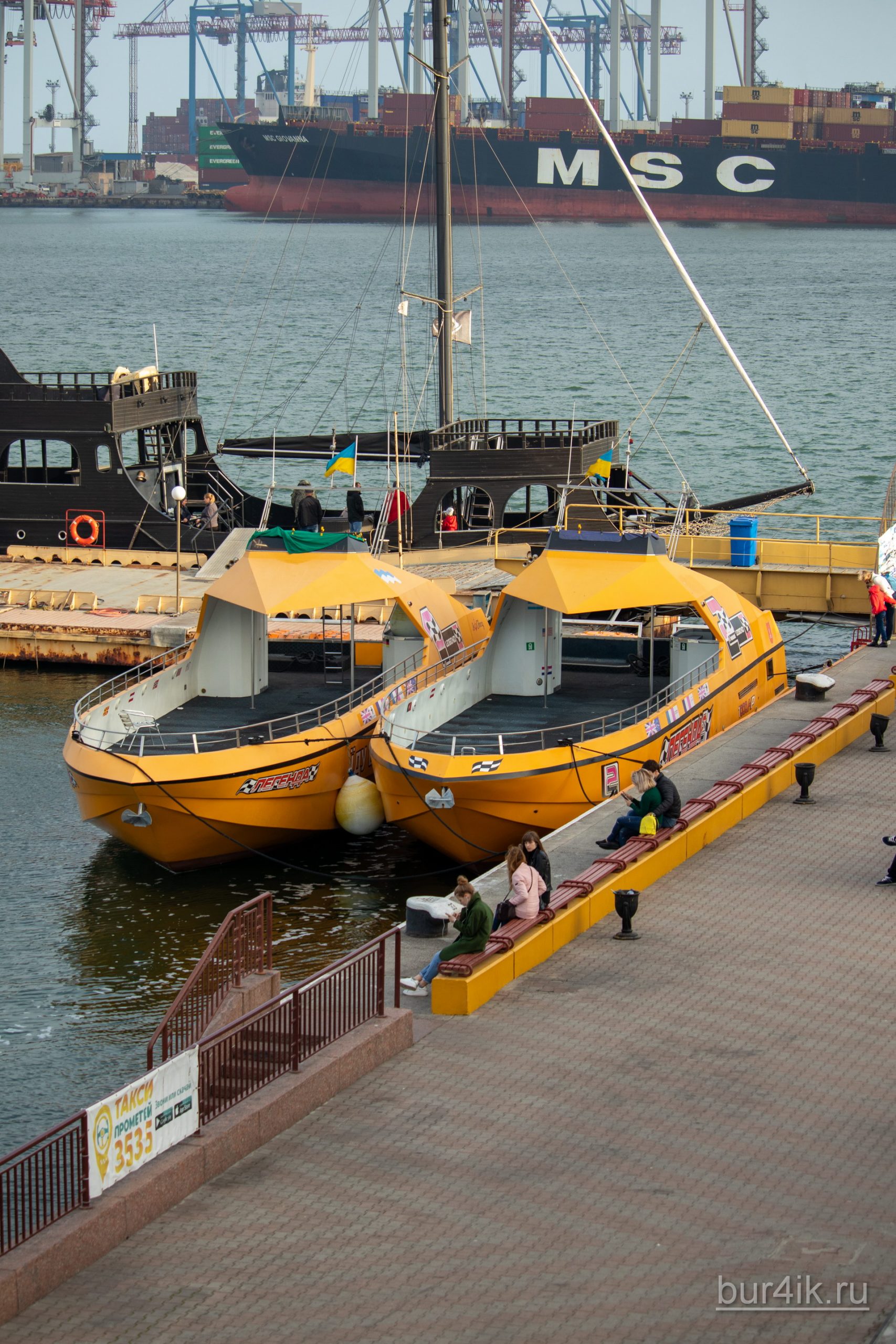 Два желтых спортивных катера в порту города Одесса 4