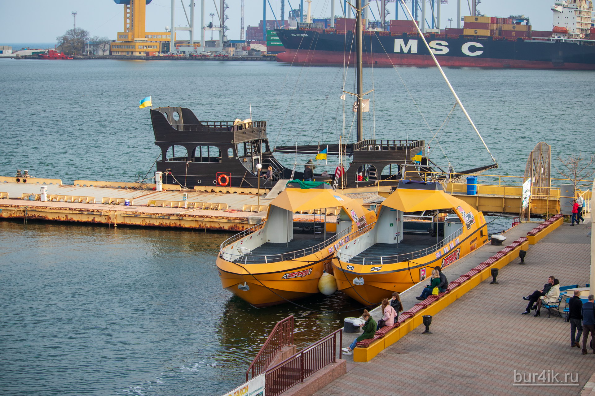 Два желтых спортивных катера в порту города Одесса