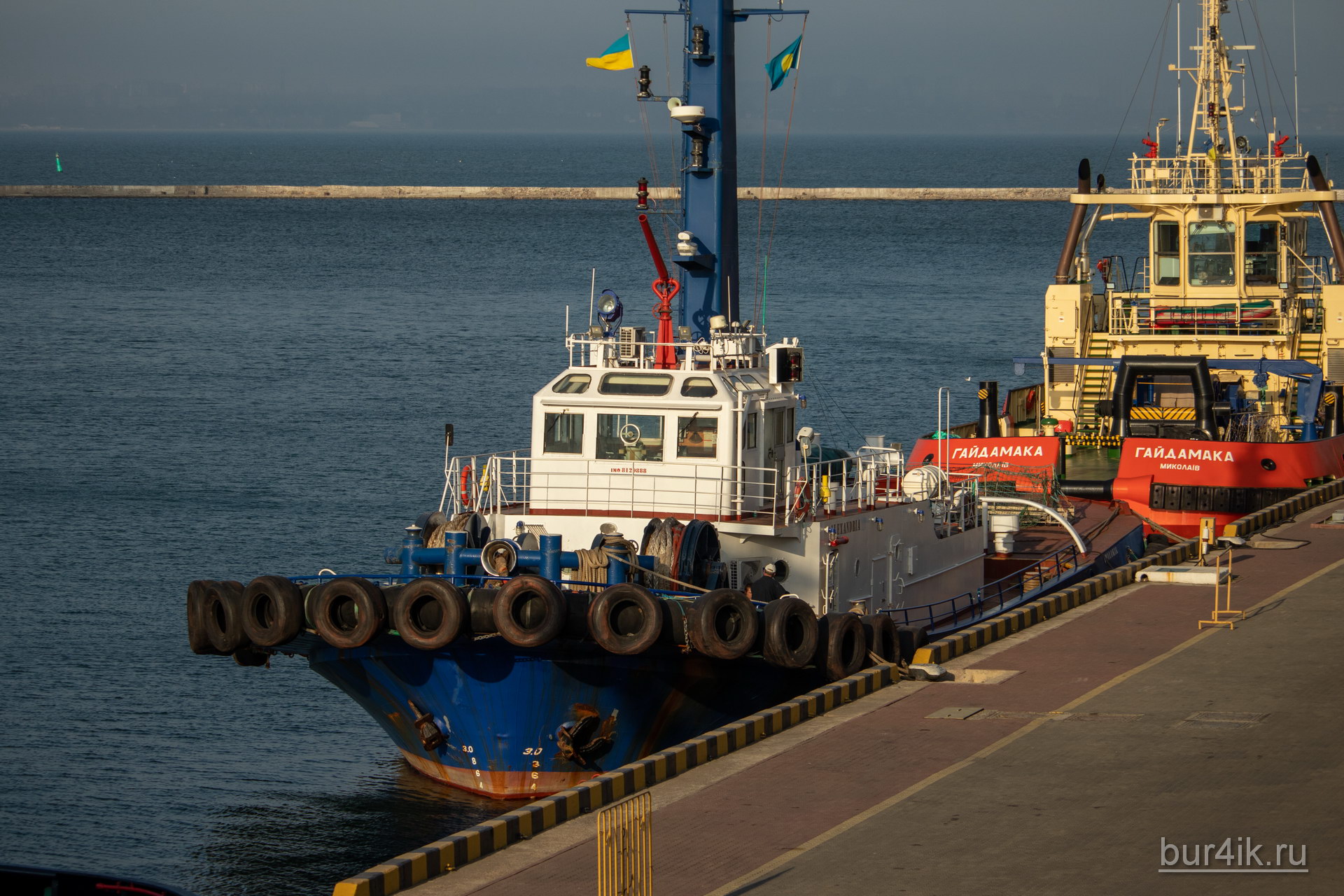 Два малых корабля в порту города Одесса 2