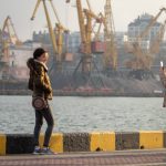 Две сестры фотографируются на телефон в порту города Одесса 1