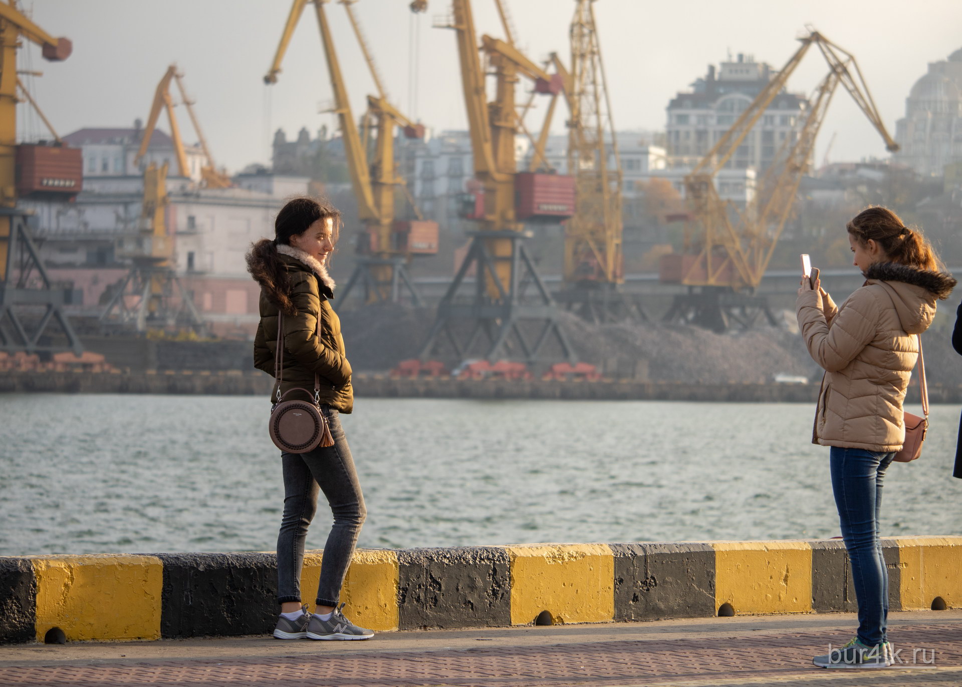 Две сестры фотографируются на телефон в порту города Одесса 1