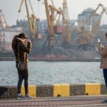 Две сестры фотографируются на телефон в порту города Одесса 2