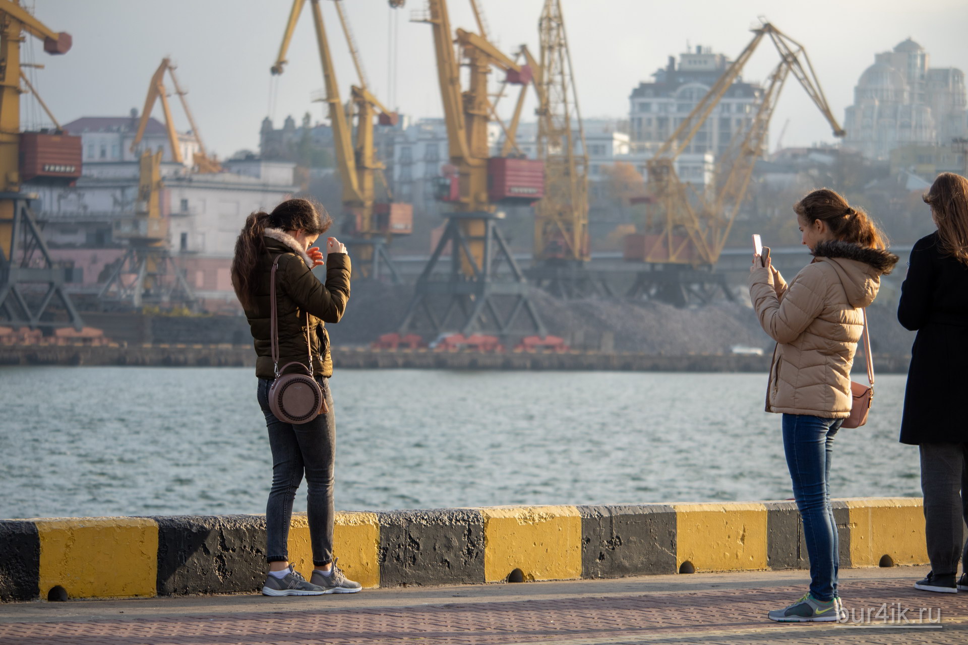 Две сестры фотографируются на телефон в порту города Одесса 2