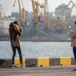 Две сестры фотографируются на телефон в порту города Одесса 3