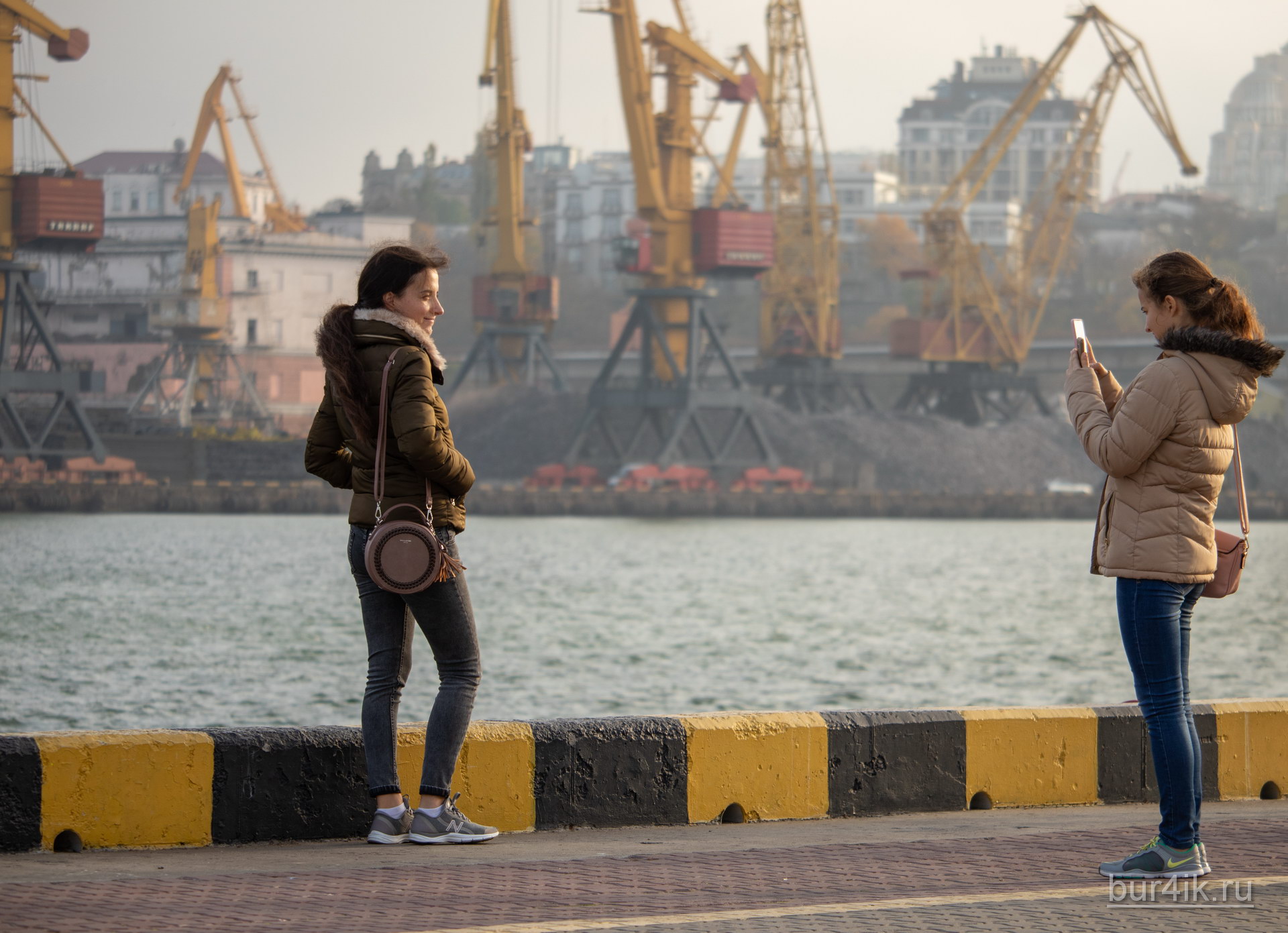 Две сестры фотографируются на телефон в порту города Одесса 4