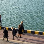 Девушка фотографирует подругу в порту города Одесса 1