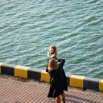 Девушка фотографирует подругу в порту города Одесса 10