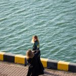 Девушка фотографирует подругу в порту города Одесса 11
