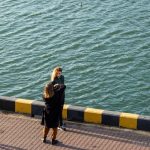 Девушка фотографирует подругу в порту города Одесса 2