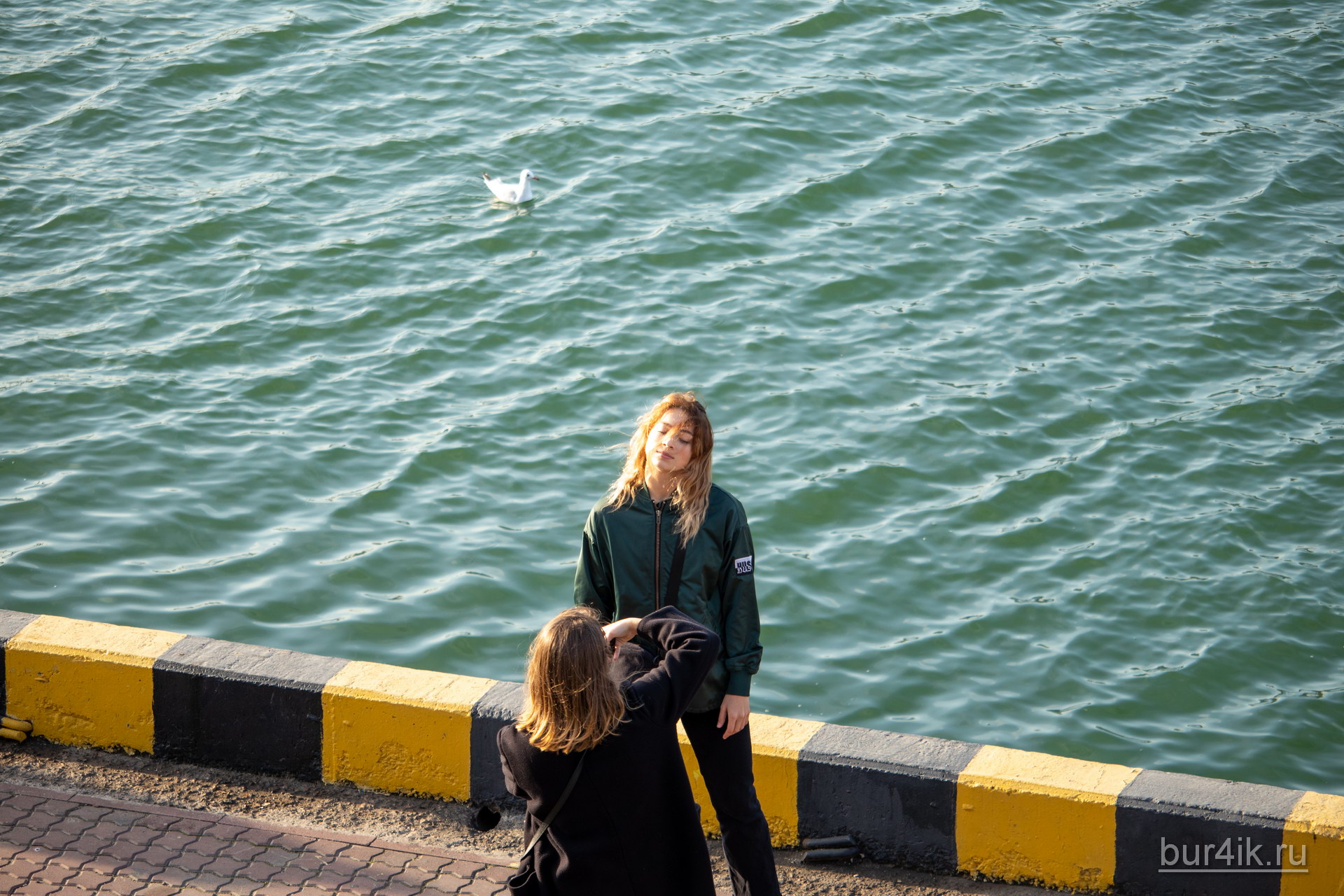 Девушка фотографирует подругу в порту города Одесса 4
