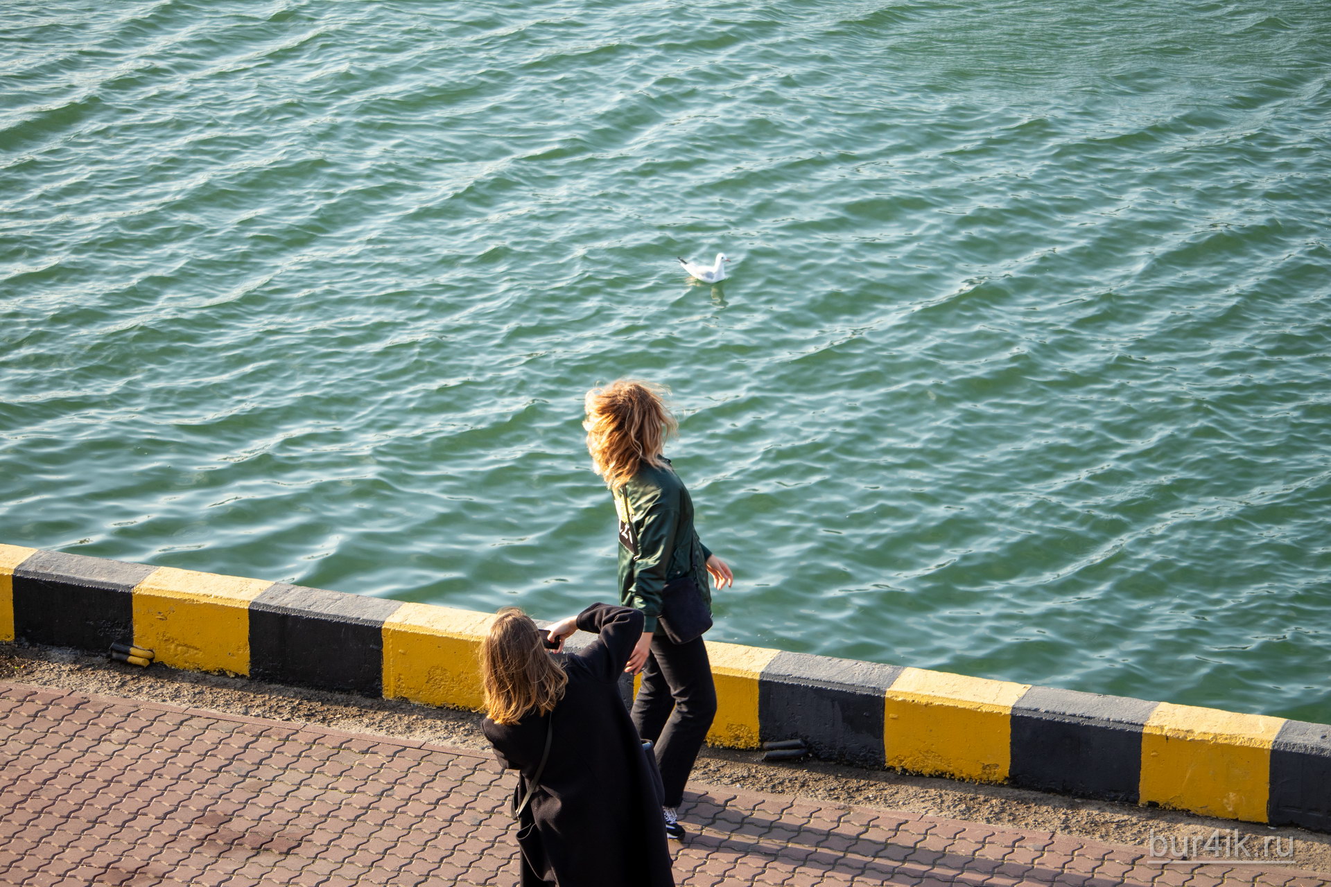 Девушка фотографирует подругу в порту города Одесса 6