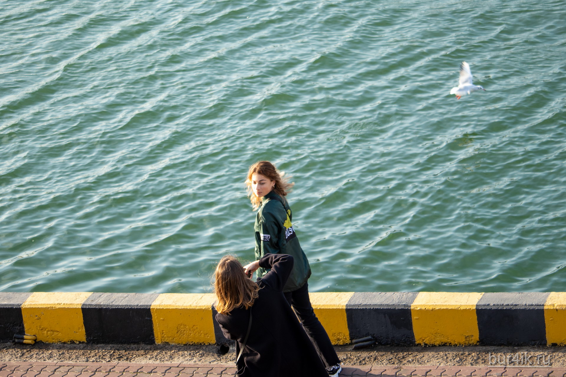 Девушка фотографирует подругу в порту города Одесса 8