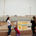 Дочка фотографирует маму на телефон в порту города Одесса 1