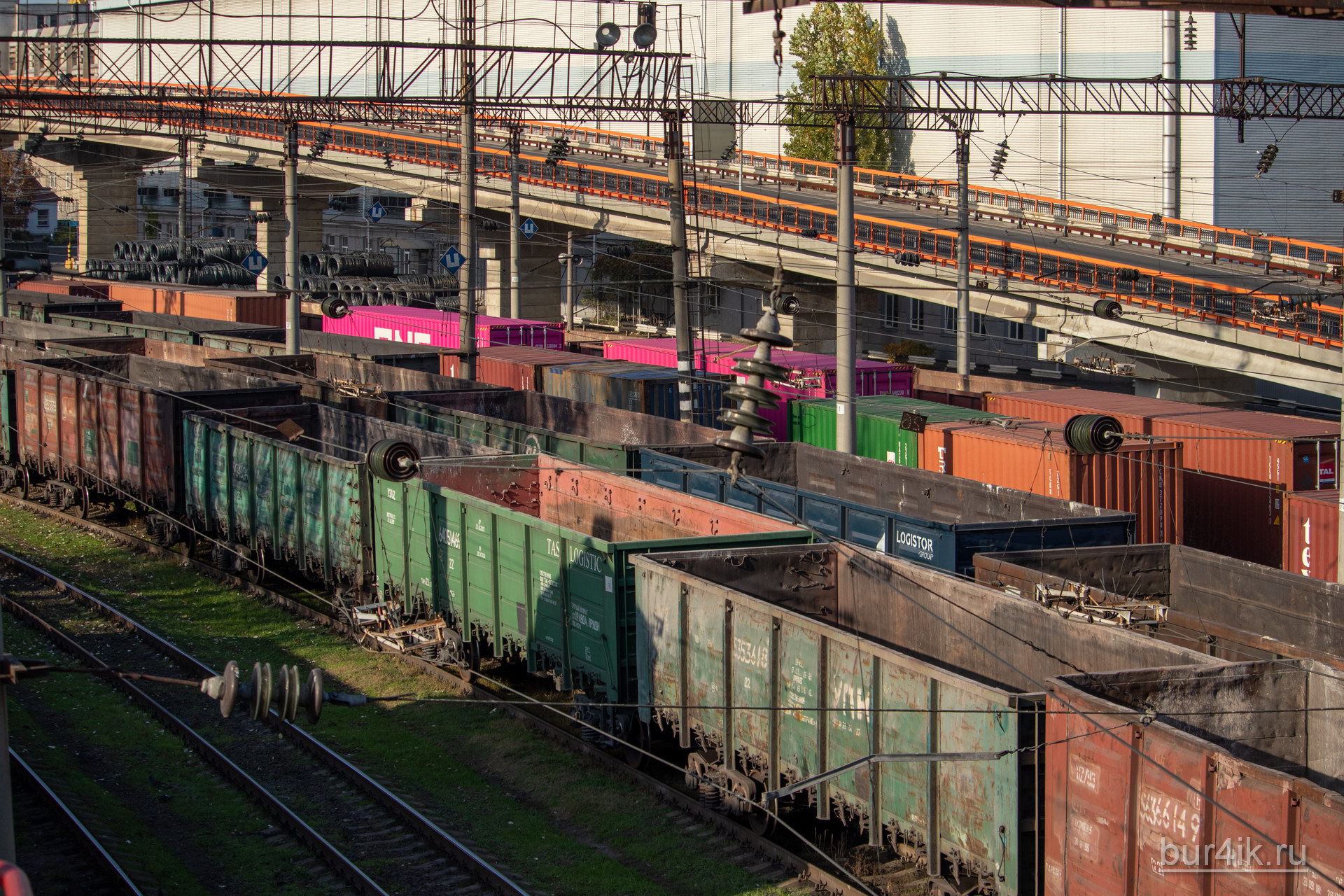 Железнодорожные вагоны на рельсах в морском порту