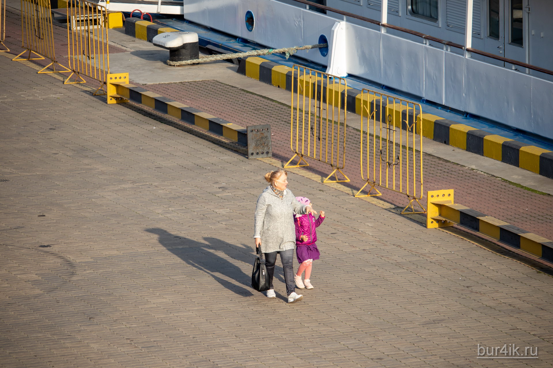 Женщина с ребенком гуляет в порту Одесса 1