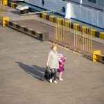Женщина с ребенком гуляет в порту Одесса 2