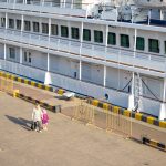 Женщина с ребенком гуляет в порту Одесса 3
