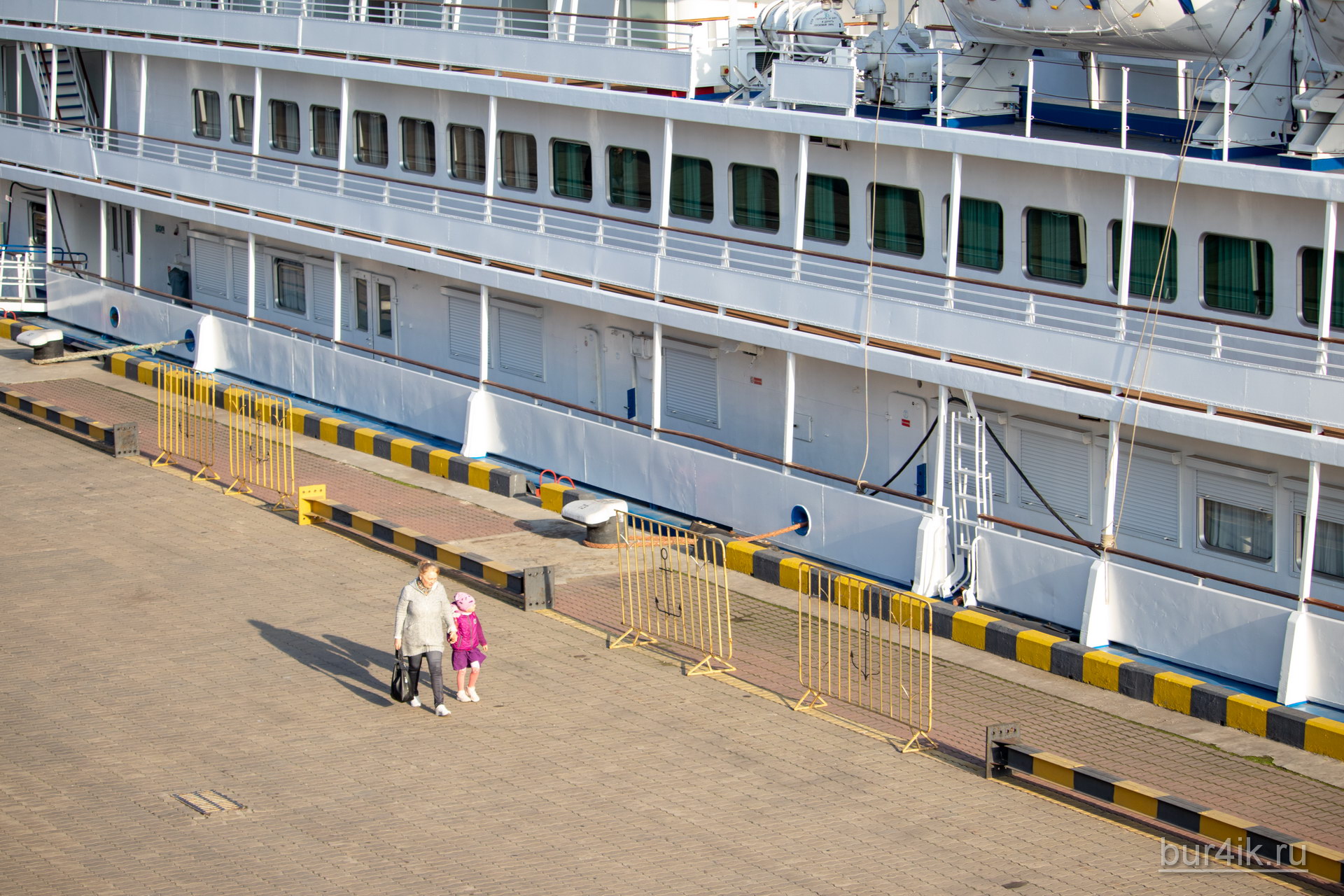 Женщина с ребенком гуляет в порту Одесса 3