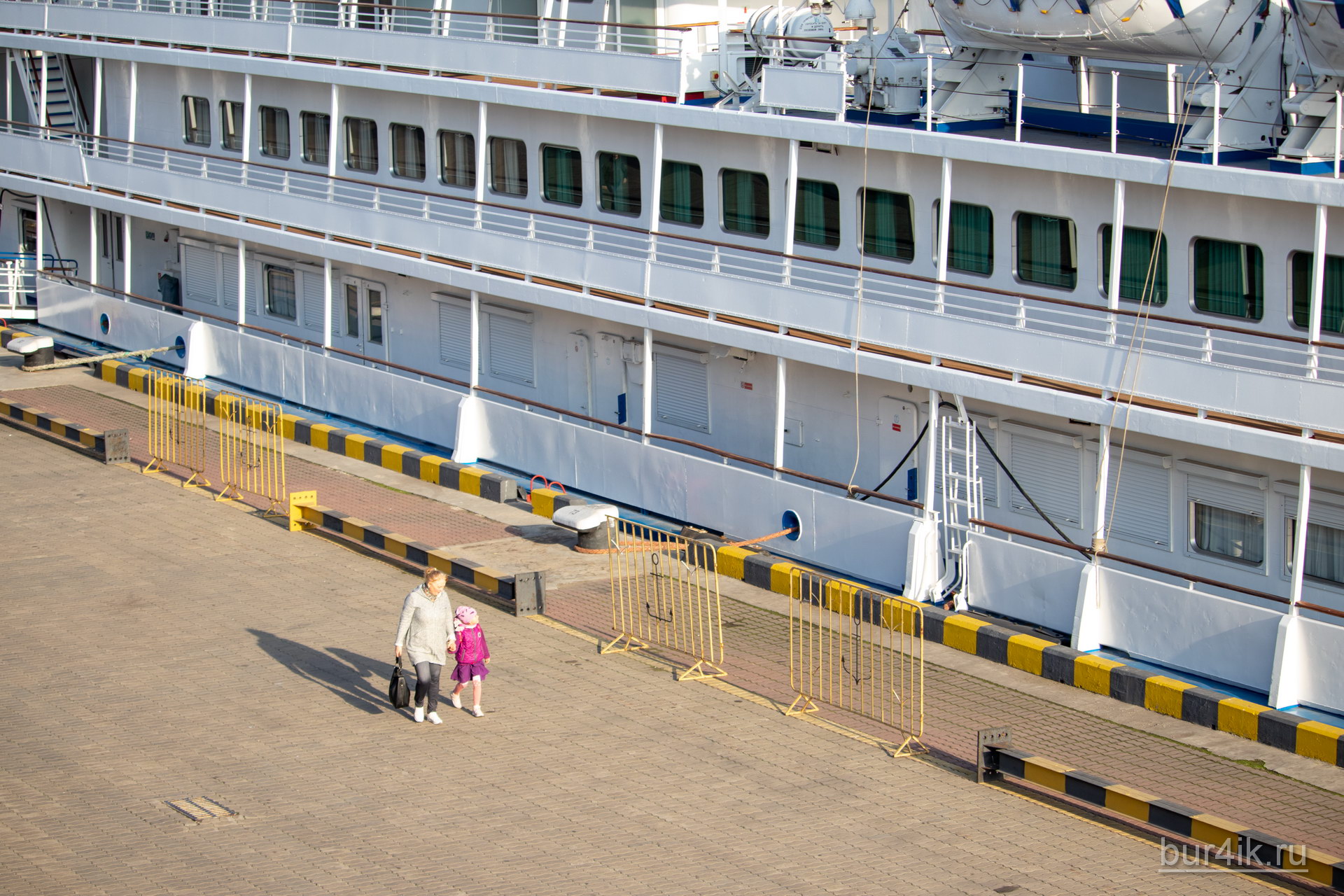 Женщина с ребенком гуляет в порту Одесса 4