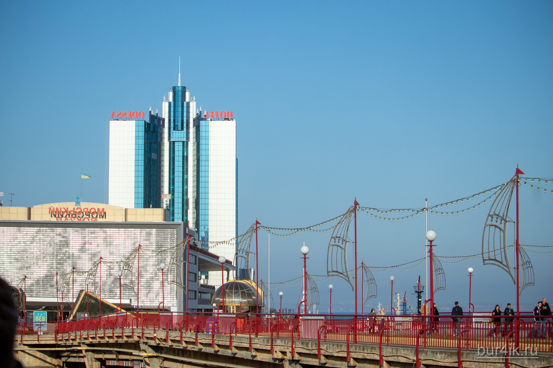 Здание Одесского морского вокзала – вид издалека 6