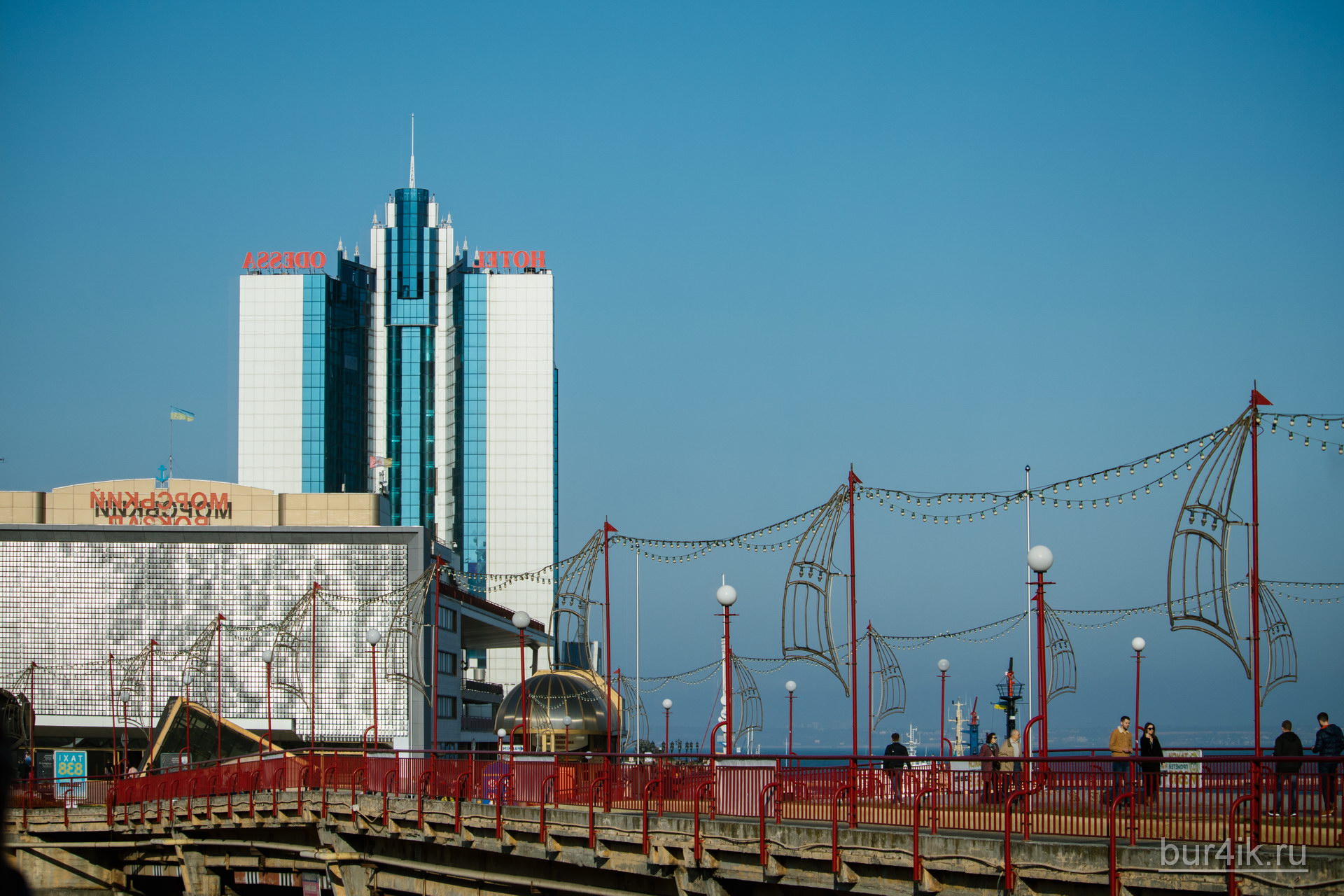 Здание Одесского морского вокзала – вид издалека 9
