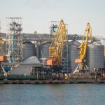 Краны покрашенные желтой краской в порту города Одесса 11