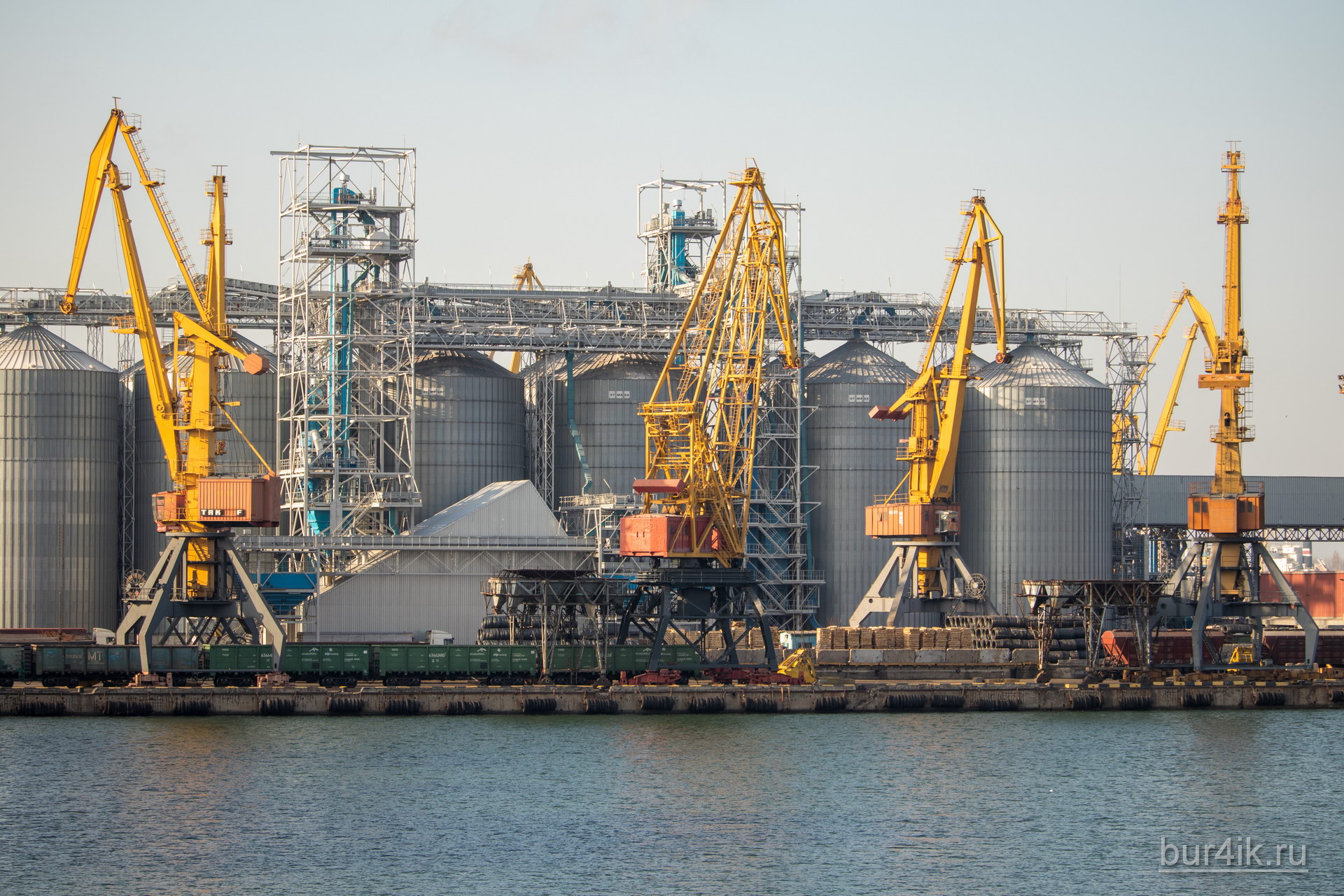 Краны покрашенные желтой краской в порту города Одесса 11