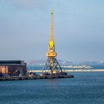 Краны покрашенные желтой краской в порту города Одесса 15