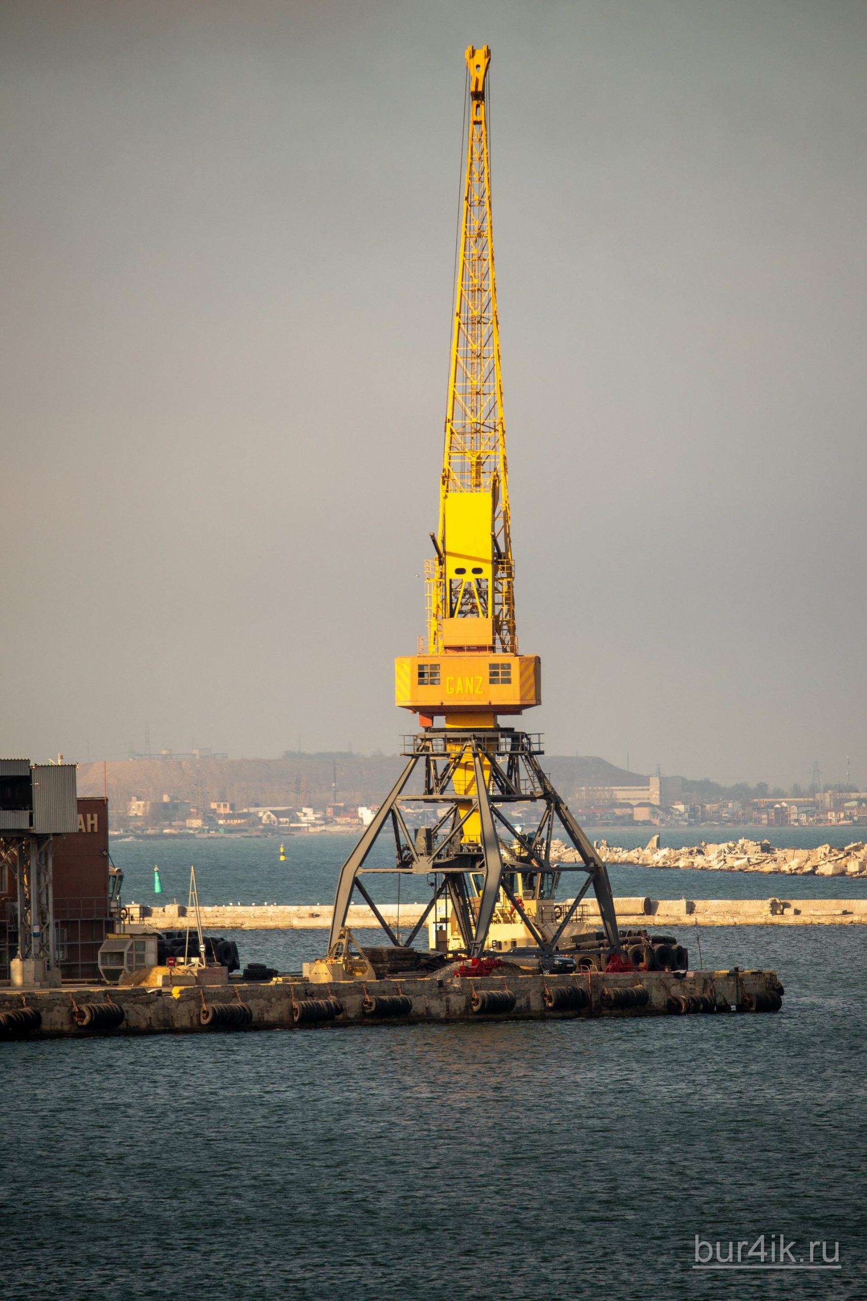 Краны покрашенные желтой краской в порту города Одесса 16