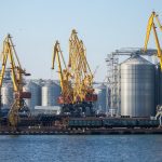 Краны покрашенные желтой краской в порту города Одесса 2